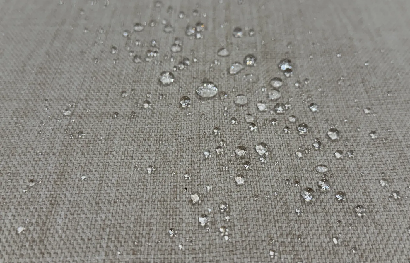經防潑水處理後在布面形成水珠